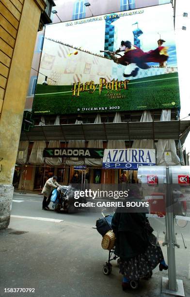Un panneau publicitaire géant pour le film "Harry Potter" est affiché Via del Corso, dans le centre de Rome, le 20 décembre 2002. De nombreux...
