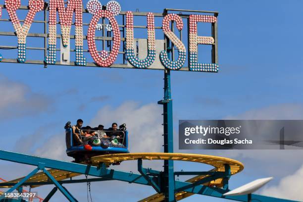 spiral loop roller coaster - amusement park ohio stock pictures, royalty-free photos & images