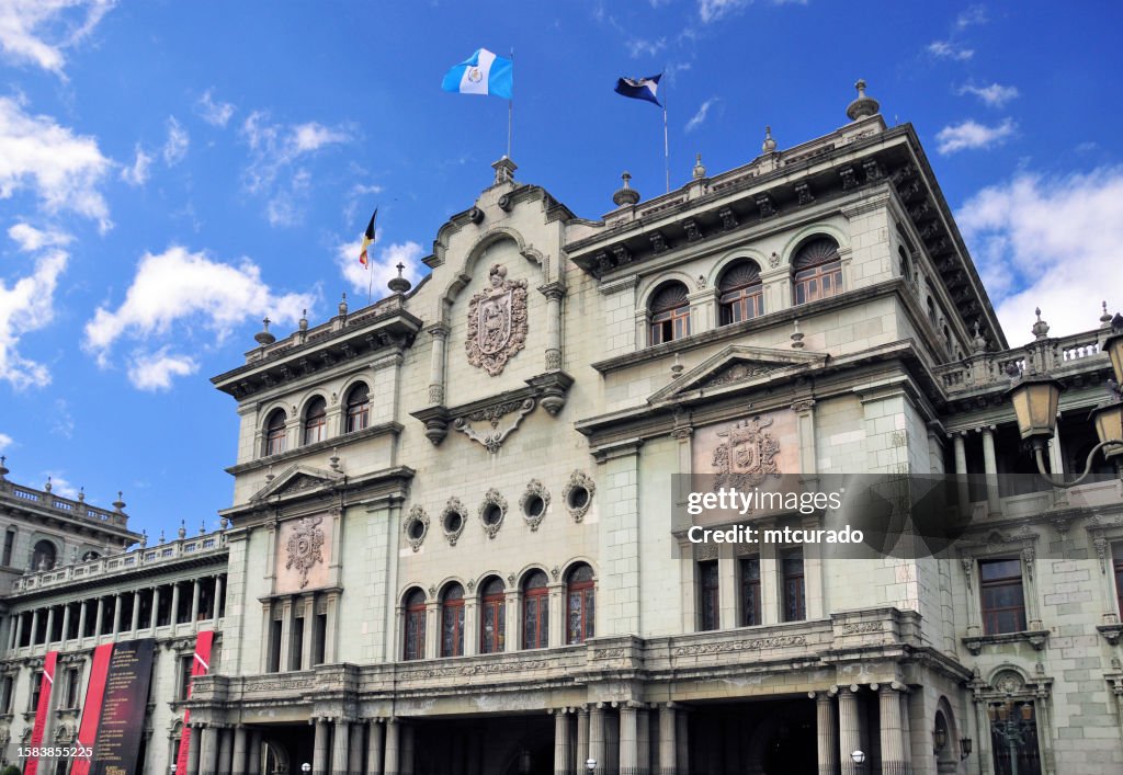 Palacio Nacional de la República de Guatemala - fachada de piedra con escudo de armas, Ciudad de Guatemala, Guatemala