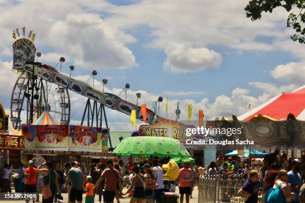 eager guests arrive early on opening day of the state fair - amusement park ohio foto e immagini stock