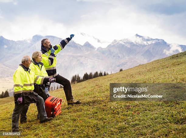 schweiz bergretter team signaling - nicolas berggruen stock-fotos und bilder