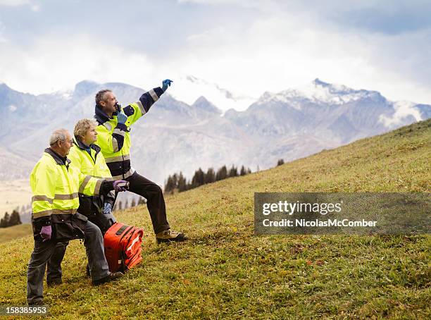 svizzera mountain soccorso segnalazione - rescue worker foto e immagini stock
