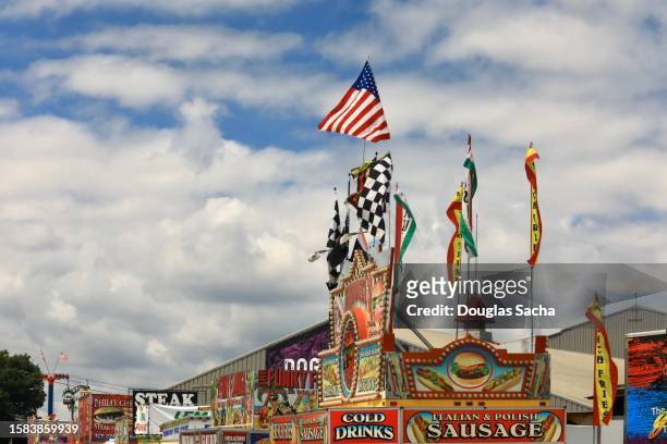 summer carnival in the midwest - amusement park ohio imagens e fotografias de stock