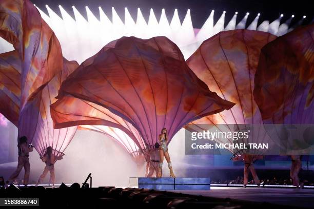 Singer-songwriter Taylor Swift performs during her Eras Tour at Sofi stadium in Inglewood, California, August 7, 2023. / RESTRICTED TO EDITORIAL USE