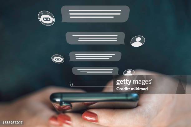verwendung des system-ki-chatbots in einem computer oder einer mobilen anwendung. chatbot-konversation, ki-technologie für künstliche intelligenz. openai generieren. futuristische technologie. virtueller assistent im internet. - smartphone text message screen stock-fotos und bilder