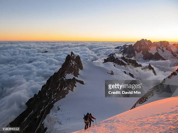 chamonix, mont-blanc - above the clouds, sunrise - massif mont blanc photos et images de collection