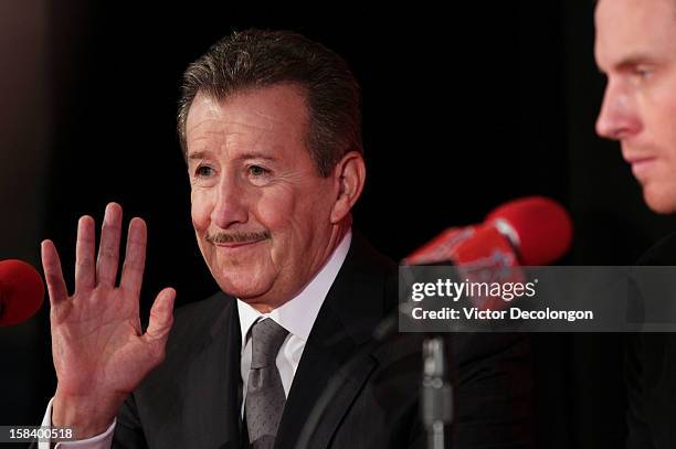 Owner Arte Moreno of the Los Angeles Angels of Anaheim waves to the audience during the press conference to introduce Josh Hamilton as the team's...