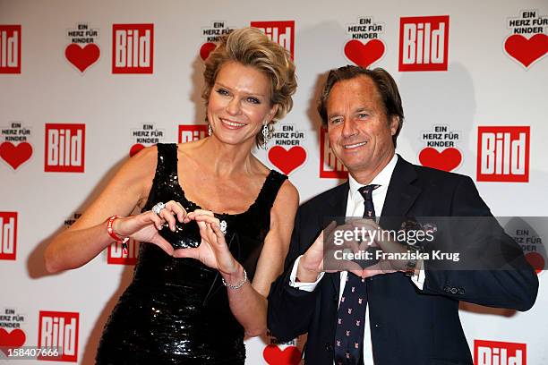 Stephanie von Pfuel and Hendrik te Neues attend the 'Ein Herz Fuer Kinder Gala 2012' on December 15, 2012 in Berlin, Germany.