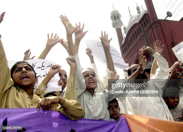 Pakistani Shiite Muslims shout anti-US slogans during a demonstration in Karachi, 27 August 2004. Shiite Muslims across the country took to the...