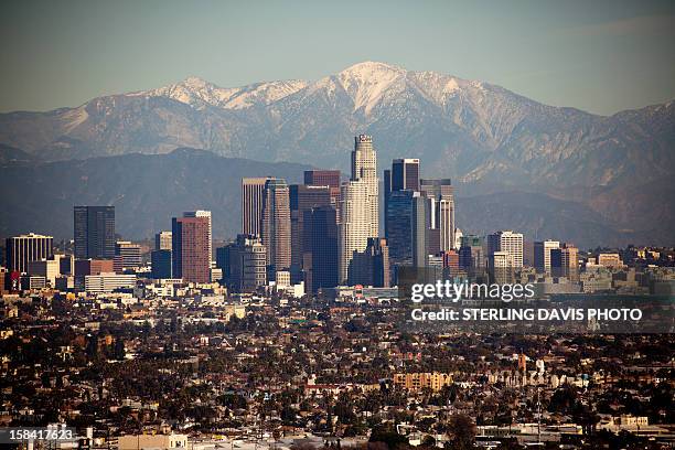 los angeles skyline with snow capped mountains - los angeles skyline daytime stock-fotos und bilder