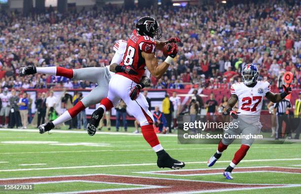 Tony Gonzalez of the Atlanta Falcons makes a catch for a first quarter touchdown against the New York Giants at the Georgia Dome on December 16, 2012...