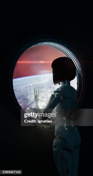 la ragazza cyborg appoggiò la mano contro il finestrino dell'astronave - cyborg foto e immagini stock