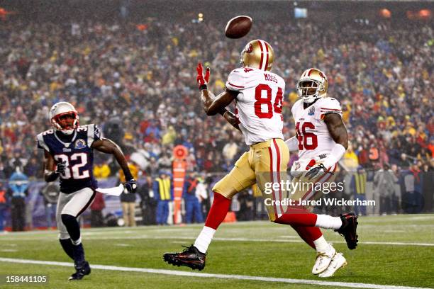 Wide receiver Randy Moss of the San Francisco 49ers catches a pass thrown by quarterback Colin Kaepernick to score a touchdown in the first quarter...