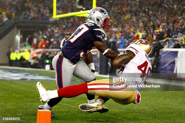 Tight end Delanie Walker of the San Francisco 49ers catches a touchdown pass from quarterback Colin Kaepernick in the second quarter against...