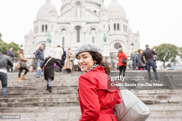 woman walking up steps of sacre coeur, montmartre. - montmartre stockfoto's en -beelden