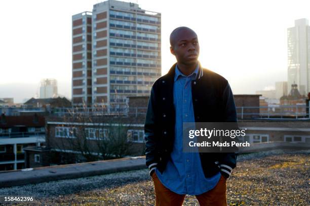 urban shoot, east london - kopf zur seite neigen stock-fotos und bilder