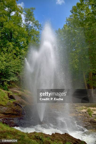lac de saint-ferréol, the sheaf of water - pulvériser stock pictures, royalty-free photos & images