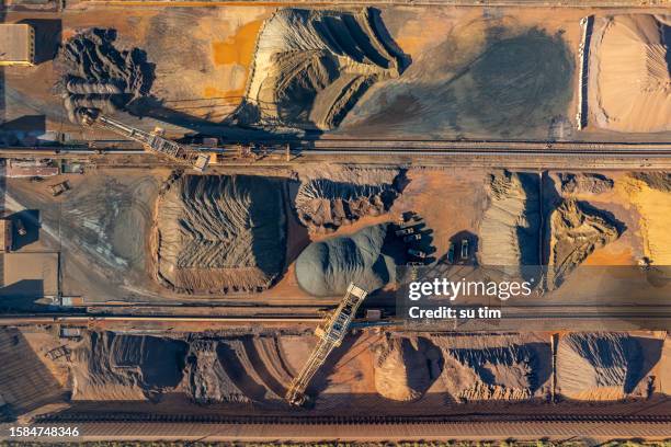 fotografía aérea vertical del puerto de materia prima mineral - mina de superficie fotografías e imágenes de stock