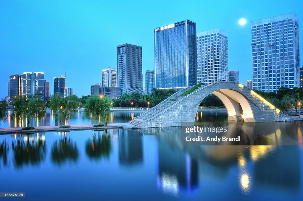 Gazing at a Full Moon (Hangzhou)