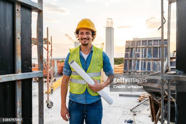 trabajador de la construcción en un sitio de construcción - ingeniero civil fotografías e imágenes de stock