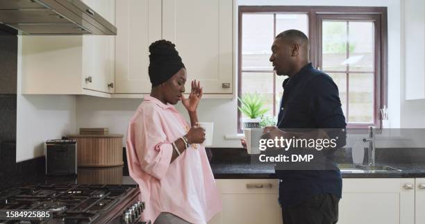lotta, conflitto e coppia nera in una cucina litigano, stress o confronto di relazione nella loro casa. divorzio, crisi e donna africana arrabbiata con il marito in una casa per tossico, rottura o dramma tradimento - errore foto e immagini stock