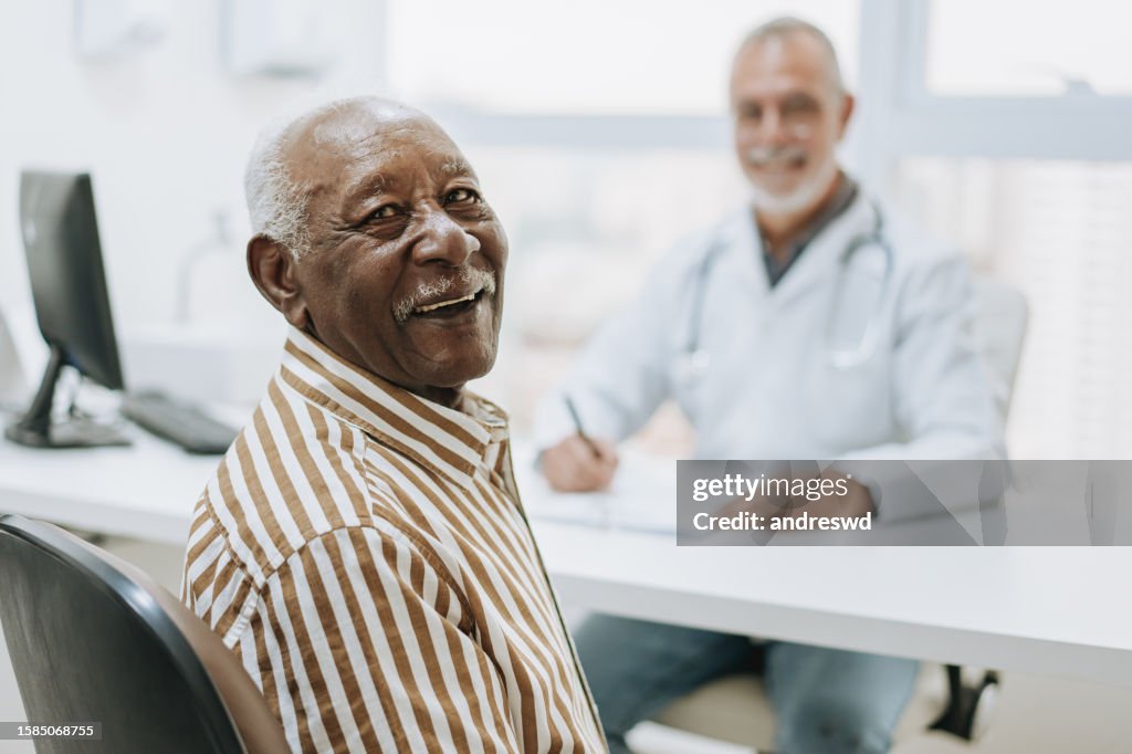 Retrato de um homem idoso no consultório médico