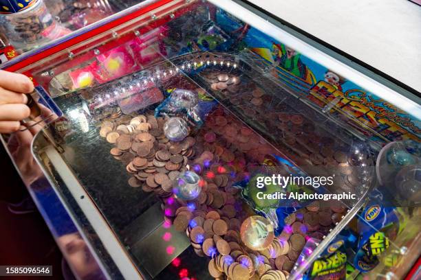 a generic penny arcade game - tvåpencemynt bildbanksfoton och bilder