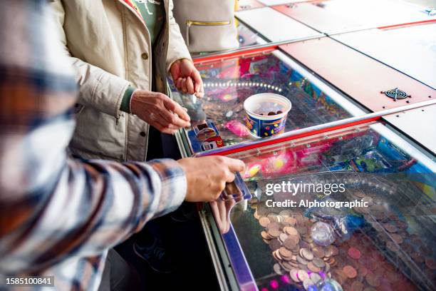 a generic penny arcade game - tvåpencemynt bildbanksfoton och bilder