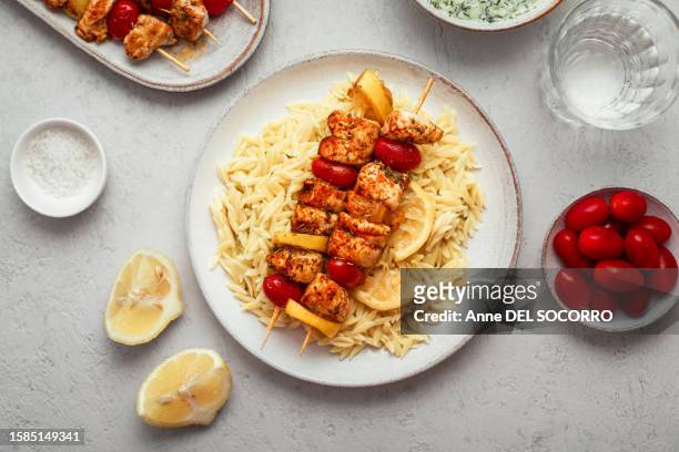 chicken skewers kebabs with slices of lemon and tomato - chicken skewers stockfoto's en -beelden