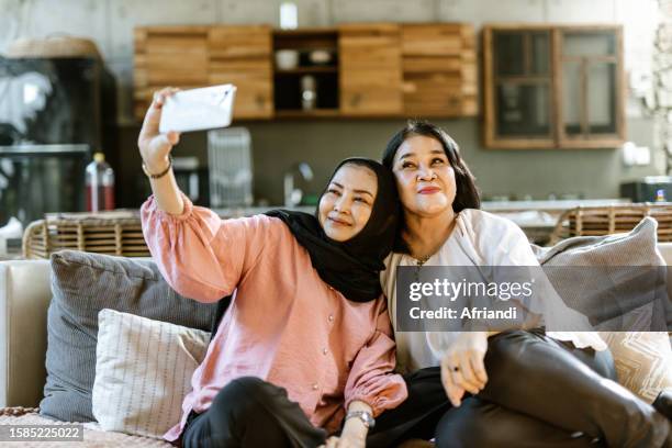 happy senior friends taking a selfie with a smart phone - indonesischer archipel stock-fotos und bilder