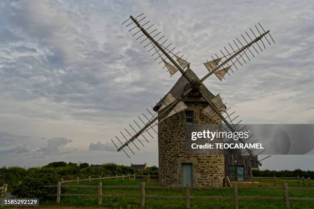 trouger windmill - traditionele molen stockfoto's en -beelden