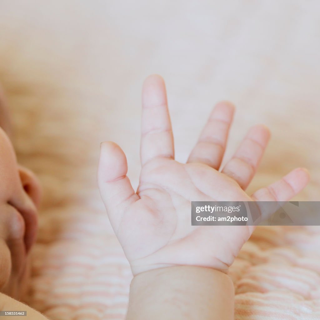 Detalle de la mano de un bebe