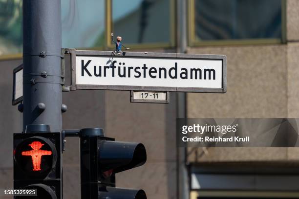 low angle view of road sign of berlin kurfürstendamm - kurfürstendamm 個照片及圖片檔