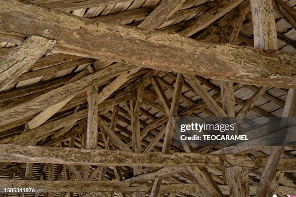 close-up of the structure of the monpazier hall - holzbalken stock-fotos und bilder