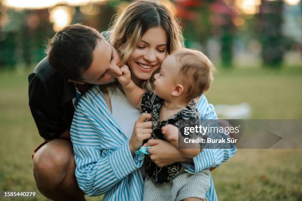 les parents et les enfants passent un moment agréable, l’amour du fils, un style de vie familial heureux, être parent, - jeune famille photos et images de collection