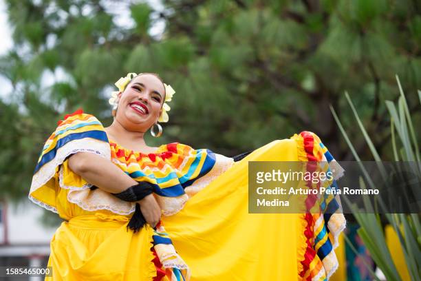 retrato de bailarina disfrutando de su baile en traje tradicional yalsico - música latinoamericana fotografías e imágenes de stock