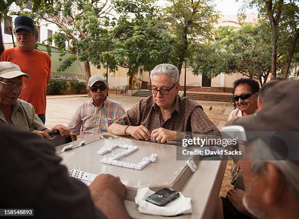 men playing dominos - san juan - fotografias e filmes do acervo