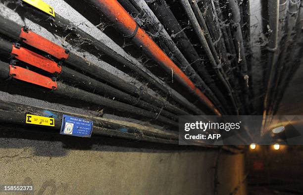 Photo prise le 18 décembre 2012 de cables de fibre optique dans les égouts de Paris. Bien loin de son image d'équipement hightech, à Paris la fibre...