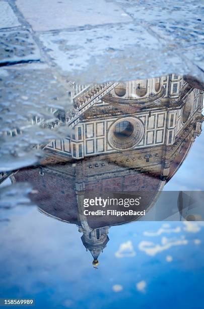 la cupola della cattedrale di firenze riflette in una pozzanghera - filippo brunelleschi foto e immagini stock
