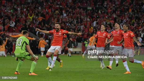 Internacional's Uruguayan goalkeeper Sergio Rochet , midfielder Bruno Henrique , Uruguayan midfielder Carlos de Pena , midfielder Johnny Cardoso and...