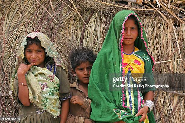 children of village - sind fotografías e imágenes de stock