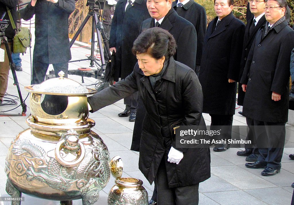 Incoming President Park Geun-Hye Visits Her Parents' Grave