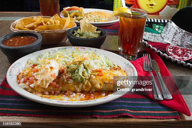 burrito com guacamole e creme de leite azedo - mexican food imagens e fotografias de stock