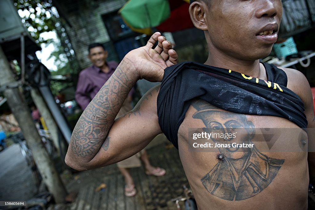 A man shows a tattoo of the independence movement leader...
