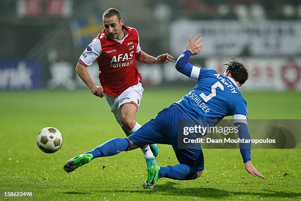 Roy Beerens of AZ and Robbert Schilder of Twente in action during the Eredivisie match between AZ Alkmaar and FC Twente at the AFAS Stadium on...