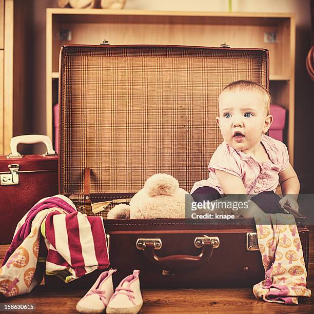 süßes baby girl in ihrem vintage koffer voller - messy playroom stock-fotos und bilder