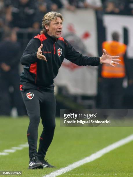 Newell's Old Boys team coach Gabriel Heinze gestures during the Copa CONMEBOL Sudamericana 2023 round of sixteen first leg match between Corinthians...
