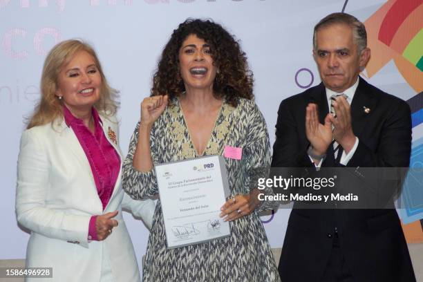 Carla Estrada, Anna Ferro and Miguel Ángel Mancera attend during the 'Mexicanos Triunfadores' ceremony award at Senado de La Republica on August 1,...