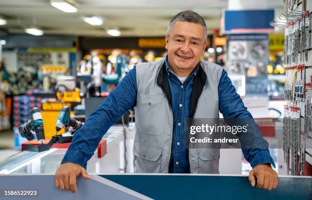 mann arbeitet im baumarkt - straßenverkäufer stock-fotos und bilder