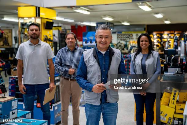 mitarbeiter, die in einem baumarkt arbeiten - smiling professional at work tools stock-fotos und bilder